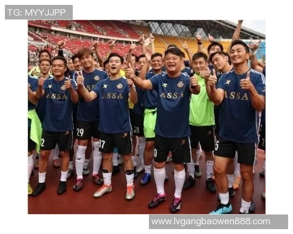 足球明星合影精彩瞬间集锦展现球场风采与友谊的完美结合 足球明星合影精彩瞬间集锦展现球场风采与友谊的完美结合