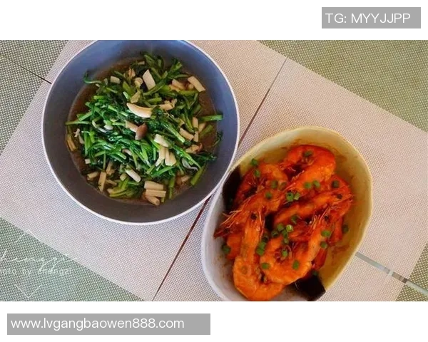 足球明星分享吃剩饭的日常生活揭秘引发网友热议与共鸣 足球明星分享吃剩饭的日常生活揭秘引发网友热议与共鸣